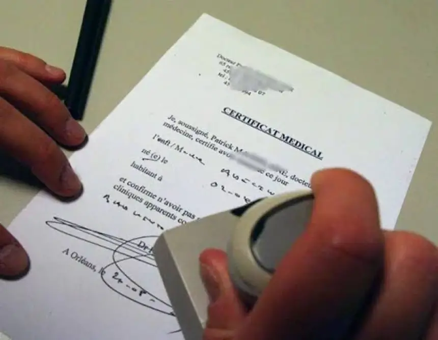 استئنافية مراكش تُشدد العقوبات في قضية “شبكة الشواهد الطبية المزيفة” وأحكام نافذة في حق الطبيب ومساعدته